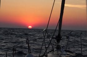 הפלגה לעבר השקיעה